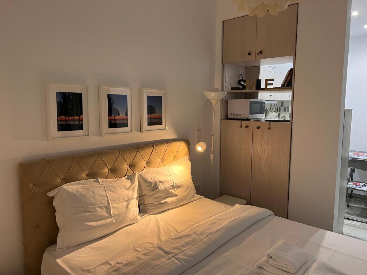 Small Budget Diamond Apartment In Agias Sofias. Thessaloniki Exterior photo